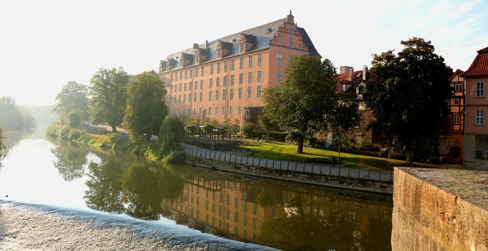 Ansicht des Gerichtsgebäudes von der Werrabrücke