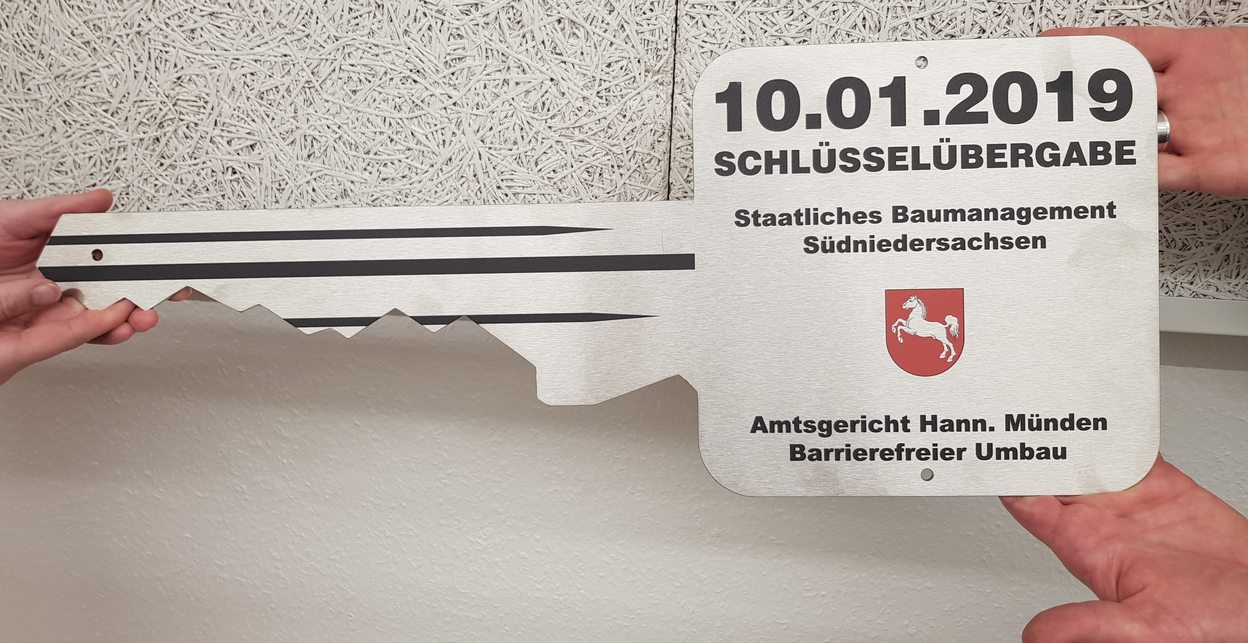 übergroßer Schlüssel als Symbol der Schlüsselübergabe zum Barrierefreien Umbau des Westflügels
